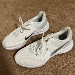 Nike Like New White Tennis Shoes